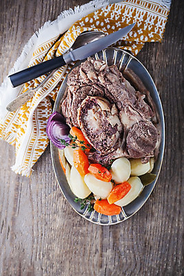 포토 JPG 해외이미지 식기 접시 계절 전통문화 음식 겨울 채소 불 양파 육류 요리 사람없음 식사 저녁식사 당근 소고기 시골 양배추 부추 해외202004 해외포토 자연요소 전통 문화 식재료 뿌리채소 파일형식 이미지허브