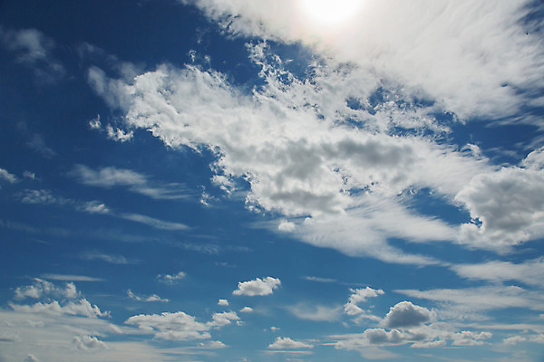 포토 JPG 해외이미지 구름 계절 하늘색 하늘 바람 날씨 풍경 사람없음 야외 가로 여름 빛 햇빛 태양 평화 우주 환경 맑음 봄 자유 분위기 수분 낙하산 장면 천국 솜털 흐림 오존 해외202004 해외포토 자연요소 컨셉 파란색 파일형식 이미지허브