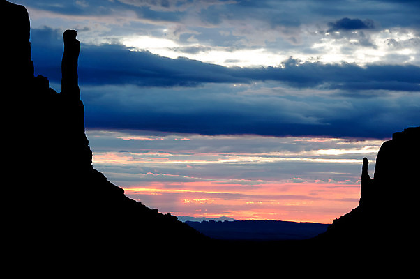 포토 JPG 해외이미지 구름 공원 실루엣 오렌지 자연 하늘 풍경 사람없음 빨간색 파란색 빛 햇빛 노란색 일출 계곡 미국 황혼 일몰 새벽 사막 충돌 암초 애리조나 선사시대 천연기념물 서쪽 옛날 전국 지질 해외202004 해외포토 자연요소 공공시설 컬러 북아메리카 과일 촬영기법 태양 노을 역사 방향 생태계 파일형식 이미지허브