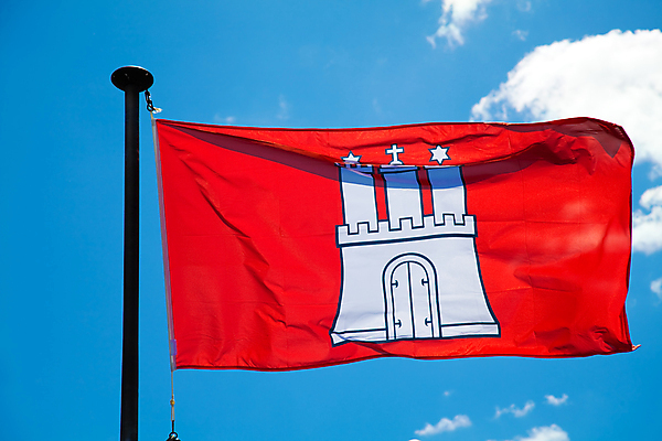 포토 JPG 해외이미지 구름 전통 유럽 하늘 바람 독일 사람없음 빨간색 파란색 흰색 깃발 도시 역사 깃대 함부르크 해외202004 해외포토 자연요소 나라 컬러 날씨 파일형식 이미지허브