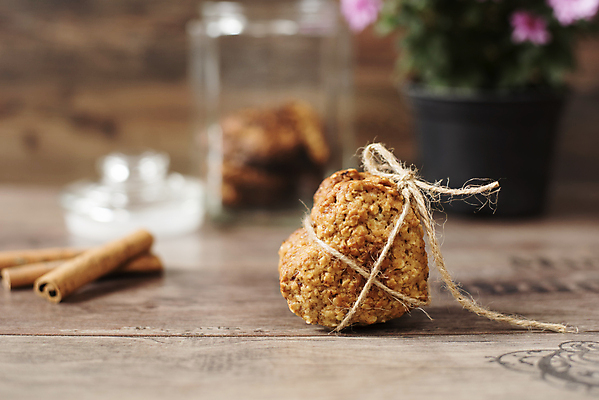 포토 JPG 해외이미지 모양 음식 백그라운드 크리스마스 탁자 휴가 디저트 발렌타인데이 건강 사탕 선물 사랑 사람없음 목재 장식 빨간색 세로 갈색 쿠키 케이크 축제 견과류 수확 흰색 하트 시골 축하 신선 신용카드 달콤 맛 설탕 굽기 심볼 대추 생강 시나몬 핸드메이드 해외202004 해외포토 나무 기념일 감정 컬러 가구 컨셉 농업 채소 재료 데이이벤트 금융 구이 파일형식 이미지허브