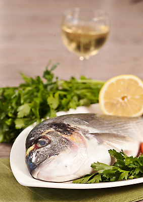 포토 JPG 해외이미지 접시 파슬리 사람없음 아웃포커스 와인 화이트와인 레몬 날것 도미 해외202004 해외포토 식기 채소 과일 주류 촬영기법 어류 파일형식 이미지허브