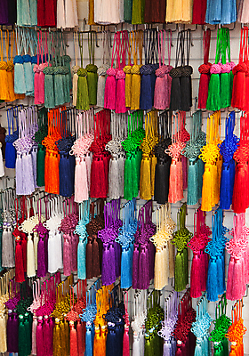 포토 JPG 해외이미지 전통 아시아 종교 줄 휴가 매달리기 미술 동양인 인종 사람없음 장식 빨간색 초록색 노란색 믿음 동전 축제 중국 희망 침묵 수확 축하 인사 최고 화려 행운 시장 재산 황금 자르기 연도 심볼 사인 질감 매듭 기념품 싱가폴 마스코트 차이나타운 해외202004 해외포토 감정 나라 컬러 컨셉 돈 농업 모션 문화예술 사람 금융 관광지 소리 예절 오브젝트 파일형식 이미지허브