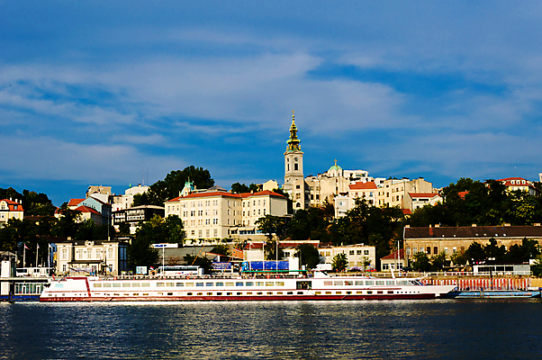 포토 JPG 해외이미지 전통 유럽 시계 여행 백그라운드 건축양식 주택 사람없음 건물 물 여름 파란색 강 도시풍경 성당 교회 여행객 탑 항구 식당 도시 보트 역사 무역 타운 다뉴브강 바실리카 세르비아 옛날 해외202004 해외포토 자연요소 건축물 계절 건축 나라 산업 컬러 종교건축 교통시설 사람 풍경 상점 배 선박 파일형식 이미지허브