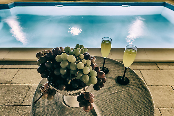 포토 JPG 해외이미지 주간 탁자 포도 수영장 사람없음 야외 샴페인 샴페인잔 해외202004 해외포토 자연요소 가구 술잔 과일 주류 파일형식 이미지허브