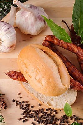 포토 JPG 해외이미지 음식 빵 조각 다이어트 전구 파프리카 건조 파슬리 마늘 육류 돼지고기 요리 사람없음 케이크 주방 펼침 소고기 껍질 신선 소시지 맛 큐브 소금 베이컨 광택 후추 칠면조 훈제 폴란드 살라미 정육점 해외202004 해외포토 유럽 컨셉 채소 식재료 모션 조류 디저트 건강 상점 가공식품 향신료 파일형식 이미지허브