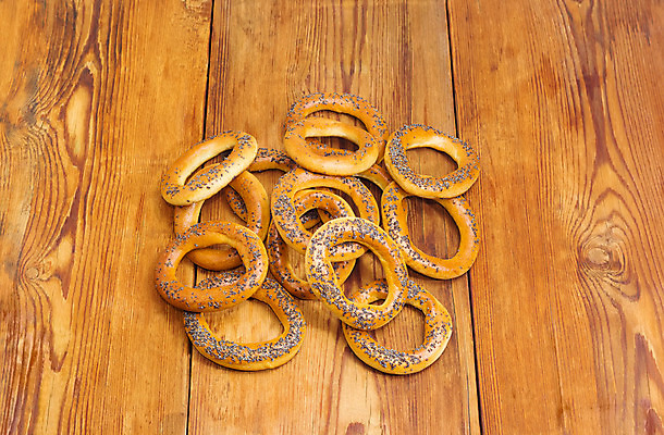 포토 JPG 해외이미지 전통 음식 빵 디저트 사람없음 목재 쌓기 쿠키 빵집 반지 원형 구멍 달콤 아침식사 널 밀 굽기 반죽 베이글 페스츄리 해외202004 해외포토 도형 나무 재료 장신구 모션 곡류 상점 식사 맛 구이 파일형식 이미지허브