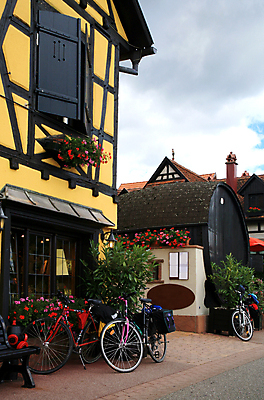 포토 JPG 해외이미지 전통 꽃 유럽 도로 벽 여행 건축양식 휴가 산 거리 주택 항해 사람없음 건물 목재 물 컬러풀 평화 마을 고요 프랑스 시골 분수 시골집 정사각형 지역 프랑스어 루트 옛날 스타일 해외202004 해외포토 자연요소 도형 나무 식물 문자 건축물 건축 나라 길 컬러 컨셉 배_교통 재료 교통시설 파일형식 이미지허브