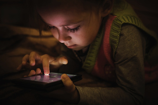 포토 JPG 해외이미지 백인 1 행복 어린이 인터넷 통신 놀이 아침 모바일 주택 한명 사람 동양인 노트북 스마트폰 핸드폰 알약 디지털 헤드폰 침실 게임 흰색 침대 아기 잡기 야간 만화 전화기 스마트 걸음마 터치스크린 해외202004 해외포토 주간 자연요소 서양인 감정 컬러 음향기기 가구 컨셉 모션 인종 건물 전자제품 스마트기기 약 파일형식 이미지허브