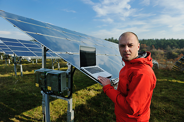 포토 JPG 해외이미지 주간 구름 남자 하늘 한명 잔디 상반신 성인 야외 옆모습 노트북 태양에너지 집열판 성인남자한명만 해외202004 해외포토 자연요소 식물 1 뷰포인트 사람 전자제품 그린에너지 남자한명만 성인남자만 파일형식 이미지허브