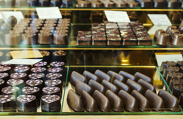 포토 JPG 해외이미지 쟁반 실내 사람없음 상점 초콜릿 저장 진열장 일렬 해외202004 해외포토 디저트 내부 파일형식 이미지허브