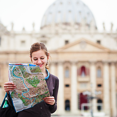 포토 JPG 해외이미지 학생 여자 행복 여행 지도 건축양식 가이드 배낭 한명 앉기 성당 교회 여행객 이탈리아 기도 도시 역사 성자 로마 시력 정사각형 교황 보호구역 순례자 오리엔테이션 인기 해외202004 해외포토 도형 직업 1 건축 감정 유럽 종교 가방 종교건축 모션 사람 건물 구역 파일형식 이미지허브