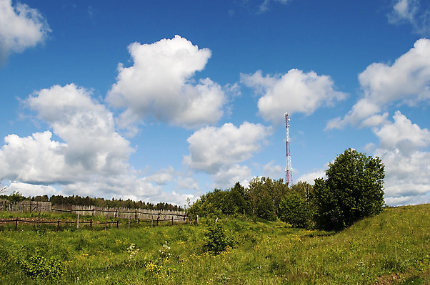 포토 JPG 해외이미지 나무 식물 구름 계절 자연 하늘 안테나 풍경 사람없음 야외 목재 초록색 파란색 울타리 마을 환경 탑 정원 침묵 흰색 시골 숲 연결 땅 러시아 자작나무 돛대 땅바닥 직진 셀룰러 해외202004 해외포토 자연요소 건축물 유럽 컬러 재료 통신 바닥 담장 소리 생태계 파일형식 이미지허브