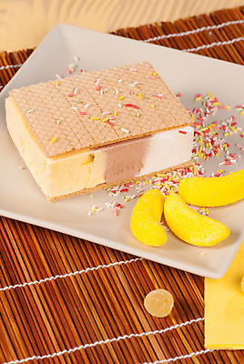 포토 JPG 해외이미지 1 접시 부분 아이스크림 디저트 샌드위치 사탕 사람없음 과자 초콜릿 추위 대접 달콤 서빙 와플 바닐라 해외202004 해외포토 식기 음식 맛 파일형식 이미지허브