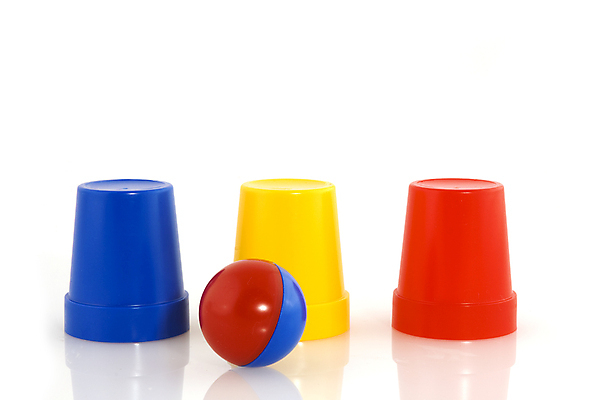 포토 JPG 해외이미지 컨셉 돈 장난 공 놀이 사람없음 빨간색 파란색 노란색 속임수 도박 플라스틱 마법 숨김 숨기 해외202004 해외포토 컬러 모션 재질 재산 파일형식 이미지허브