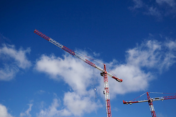 포토 JPG 해외이미지 산업 하늘 사람없음 빨간색 파란색 탑 기계 흰색 기중기 리프트 해외202004 해외포토 건축물 컬러 중장비 파일형식 이미지허브