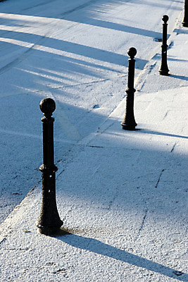 포토 JPG 해외이미지 모양 도로 길 백그라운드 공 표시 추상 거리 흑백 그림자 경비 안전 풍경 사람없음 야외 그래픽 세로 파란색 블록 추위 흰색 보행로 위험 오솔길 심볼 오브젝트 흔적 보안 서리 트랙 고립 그만 해외202004 해외포토 컬러 컨셉 무늬 교통시설 촬영기법 보호 파일형식 이미지허브