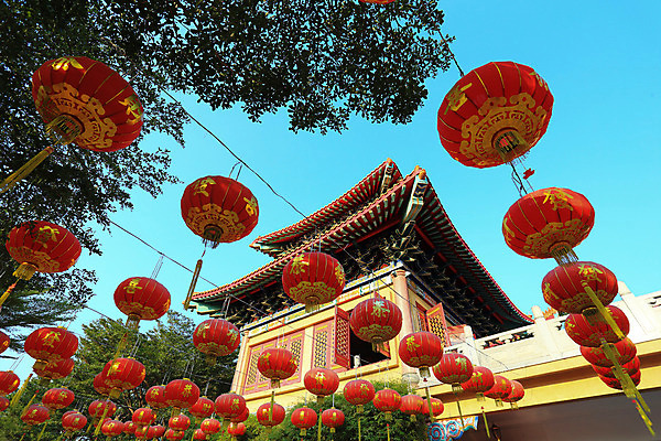 포토 JPG 해외이미지 전통 아시아 종교 종이 문화 여행 불교 새로움 기념 동양인 사람없음 장식 빨간색 빛 축제 중국 골동품 기도 등불 램프 축하 인사 사찰 행운 재산 야간 저녁 연도 심볼 동쪽 빛망울 강렬 숭배 차이나타운 많음 해외202004 해외포토 자연요소 나라 컬러 컨셉 종교건축 조명 인종 금융 관광지 예절 방향 파일형식 이미지허브