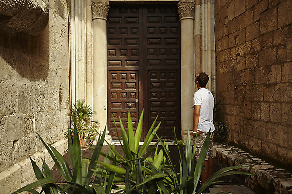 포토 JPG 해외이미지 벽 고건축 건축양식 벽돌 거리 파노라마 소년 사람없음 목재 문 이탈리아 올려보기 바위 관찰 도시 도심 입장 어깨 대리석 해외202004 해외포토 나무 건축물 남자 건축 유럽 어린이 재료 모션 촬영기법 신체부위 돌_바위 파일형식 이미지허브