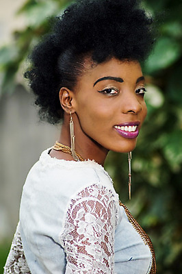 포토 JPG 해외이미지 모델 학생 라이프스타일 외관 여자 행복 얼굴 백그라운드 휴식 한명 사람 성인 머리 내추럴 해외202004 해외포토 1 감정 컨셉 생활 신체부위 파일형식 이미지허브