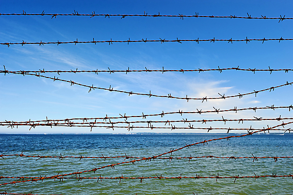 포토 JPG 해외이미지 벽 파도 바다 하늘 안전 사람없음 물 파란색 울타리 금속 자유 위험 장애물 교도소 감옥 군용 보안 날카로움 법 철사 철조망 줄서기 해외202004 해외포토 자연요소 컬러 컨셉 모션 재질 군대 담장 파일형식 이미지허브