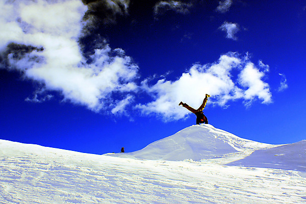 포토 JPG 해외이미지 계절 스포츠 겨울 자연 하늘 소년 청년 사람없음 야외 파란색 청춘 점프 얼음 추위 흰색 신선 12월 11월 스위스 언덕 서리 1월 프리스타일 눈내림 겨울풍경 해외202004 해외포토 자연요소 남자 유럽 어린이 컬러 컨셉 모션 눈_날씨 풍경 성인 날짜 생태계 파일형식 이미지허브