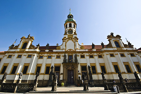 포토 JPG 해외이미지 전통 유럽 기독교 종교 문화 조각 여행 미술 풍경 사람없음 조각상 교회 탑 천주교 골동품 종 도시 역사 재산 입장 대문 시력 신성 체코 프라하 포트 타운 수도원 천연기념물 공화국 바로크 보헤미아 옛날 정문 해외202004 해외포토 건축물 나라 문화예술 금융 조형물 문 파일형식 이미지허브