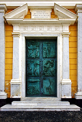 포토 JPG 해외이미지 기독교 여행 십자가 곡선 휴가 벽돌 미술 사람없음 초록색 빛 조각상 갈색 노란색 교회 문 검은색 페인트 이탈리아 회색 천주교 흰색 기둥 못 역사 보행로 삼각형 철 대문 대리석 스파이크 단계 옛날 철강 해외202004 해외포토 도형 건축 유럽 종교 길 선 컬러 재료 문화예술 조형물 공구 파일형식 이미지허브