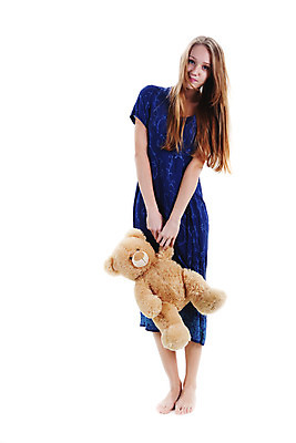 포토 JPG 해외이미지 드레스 분홍색 백그라운드 곰 한명 파란색 흰색 만족 해외202004 해외포토 동물 1 옷 감정 컬러 포유류 사람 파일형식 이미지허브