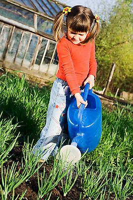 포토 JPG 해외이미지 식물 여자 어린이 잎 채소 전구 부분 자연 양파 한명 잔디 야외 빨간색 초록색 물 농경지 정원 맑음 흙 봄 젖음 흐름 도움 붓기 캔 떨어짐 이슬 땅 뿌리기 물주기 원예 스프레이 돌봄 땅바닥 온실 원예사 헬프 세련 해외202004 해외포토 자연요소 직업 1 계절 컬러 컨셉 모션 날씨 바닥 사람 취미 농장 생태계 파일형식 이미지허브