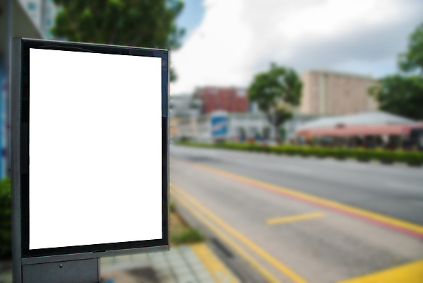 포토 JPG 해외이미지 주간 도로 간판 프레임 광고판 사람없음 야외 아웃포커스 옥외간판 옥외광고 목업 해외202004 해외포토 자연요소 길 교통시설 알림판 촬영기법 판 파일형식 이미지허브