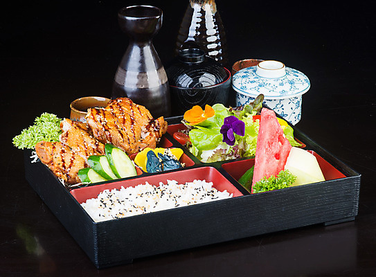 포토 JPG 해외이미지 전통 문화 음식 잎 채소 과일 밥 오이 감자 쟁반 건강 육류 돼지고기 어류 요리 동양인 사람없음 세트 상자 일본 검은색 식사 저녁식사 초밥 샐러드 튀김 신선 사발 먹기 해산물 준비 롤 테이크아웃 생강 점심식사 깊이 해외202004 해외포토 식물 아시아 컬러 식재료 모션 인종 수중동물 사기그릇 일본음식 파일형식 이미지허브