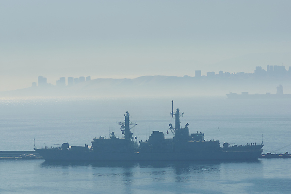 포토 JPG 해외이미지 바다 하늘 날씨 사람없음 물 항구 세계문화유산 안개 보트 남아메리카 방파제 윤곽 해군 군함 태평양 칠레 해외202004 해외포토 자연요소 공공시설 배_교통 교통시설 군대 아메리카 문화재 파일형식 이미지허브