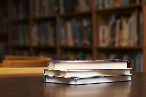 포토 JPG 해외이미지 교육 종이 과학 백그라운드 책장 선반 주택 사람없음 내부 책 파란색 정보 덮개 역사 재산 닫기 도서관 볼륨 가죽 수집 작가 읽기 보고서 대학교 박물관 문학 페이지 사전 백과사전 보관소 옛날 줄서기 중고 해외202004 해외포토 직업 컬러 가구 학교 모션 건물 금융 뚜껑 저장 파일형식 이미지허브