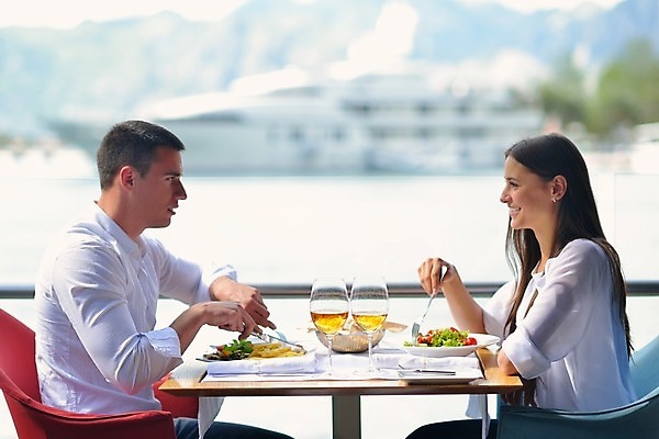 포토 JPG 해외이미지 커플 여자 남자 음식 바다 데이트 휴식 사랑 들기 앉기 상반신 성인 야외 두명 옆모습 식당 와인 식사 연애 성인만 해외202004 해외포토 감정 뷰포인트 컨셉 관계 모션 주류 사람 상점 파일형식 이미지허브