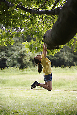 포토 JPG 해외이미지 주간 전신 나무 여자 어린이 매달리기 한명 소녀 야외 옆모습 즐거움 나무타기 소녀한명만 해외202004 해외포토 자연요소 식물 1 감정 뷰포인트 모션 사람 여자한명만 소녀만 파일형식 이미지허브 이미지허브