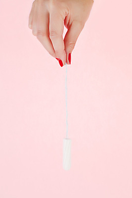 포토 JPG 해외이미지 스튜디오촬영 손 여자 분홍색 컨셉 손가락 사람없음 잡기 보호 위생 손톱 오브젝트 보안 고립 기간 위생관리 해외202004 해외포토 컬러 모션 실내 관리 안전 사람 신체부위 파일형식 이미지허브