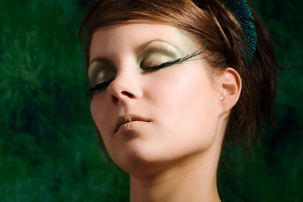 포토 JPG 해외이미지 백인 여자 갈색머리 한명 초록색 유행 화장품 우아함 속눈썹 해외202004 해외포토 서양인 1 헤어스타일 컬러 컨셉 사람 뷰티 눈썹 파일형식 이미지허브