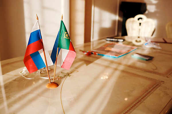 포토 JPG 해외이미지 전통 손 종이 결혼 가족 탁자 결혼식 실내 관리 이벤트 사람없음 사무실 펜 무대 흰색 축하 깃발 캐비닛 계약 사인 문서 러시아 결재 서명 시민 순서 공화국 면허증 시베리아 전국 정부 정중 증명서 카피스페이스 해외202004 해외포토 유럽 나라 컬러 가구 컨셉 비즈니스 관계 내부 신체부위 필기구 공백 사물함 국민 면허 파일형식 이미지허브