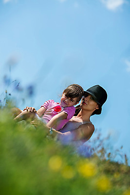 포토 JPG 해외이미지 라이프스타일 여자 딸 행복 어린이 여행 가족 자연 하늘 엄마 사랑 미소 사람 풍경 야외 두명 가로 컬러풀 새벽 기쁨 보호 해외202004 해외포토 자연요소 감정 컬러 컨셉 관계 표정 생활 생태계 파일형식 이미지허브