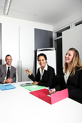 포토 JPG 해외이미지 여자 남자 행복 여유 비즈니스 통신 탁자 성공 회의 직장 대화 웃음 사람 두명 사무실 업무 작업 비즈니스맨 비즈니스우먼 그룹 대표 토론 동료 경영자 다민족 경영 고용 브레인스토밍 해외202004 해외포토 감정 가구 컨셉 회사 관계 표정 말하기 구직 직장인 리더 채용 파일형식 이미지허브