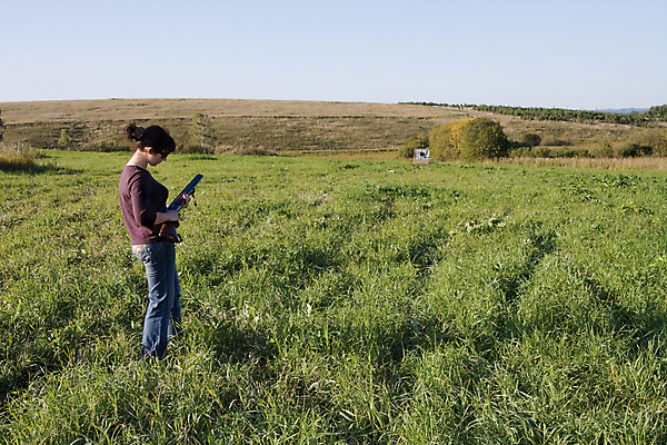 포토 JPG 해외이미지 1 여자 스포츠 자연 한명 사람 성인 야외 총 가을 목표 숲 발사 사냥 조준 사냥꾼 엽총 해외202004 해외포토 직업 계절 무기 컨셉 생태계 파일형식 이미지허브