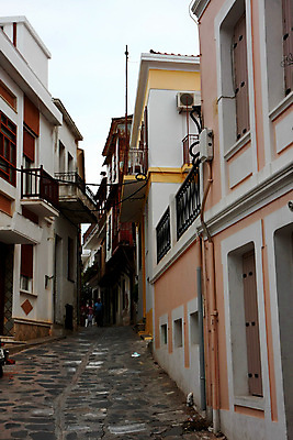 포토 JPG 해외이미지 문화 여행 건축양식 주택 협상 사람없음 파란색 흰색 중세 역사 지중해 타운 그리스인 스타일 해외202004 튀르키예 해외포토 서양인 건축 아시아 바다 컬러 비즈니스 건물 도시 파일형식 이미지허브