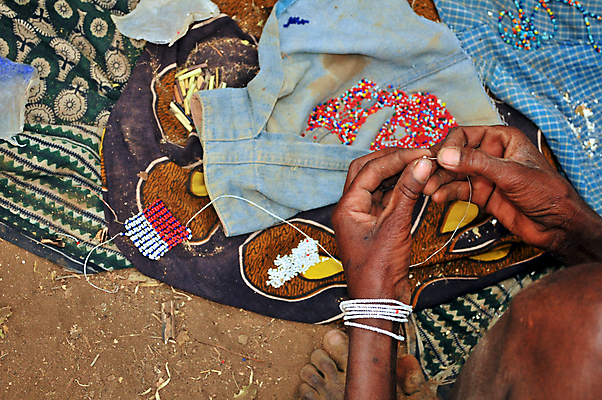 포토 JPG 해외이미지 드레스 여행 목걸이 장신구 아프리카 미술 사람 사람없음 사파리 커뮤니티 탄자니아 해외202004 해외포토 옷 나라 문화예술 파일형식 이미지허브