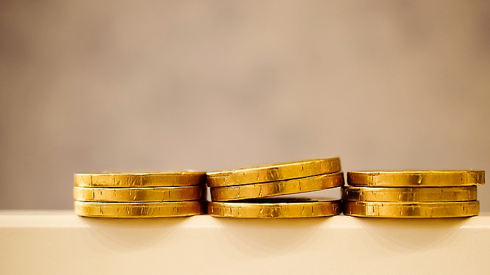 포토 JPG 해외이미지 돈 비즈니스 디저트 사람없음 금융 경제 쌓기 탑 금속 초콜릿 동전 놀람 저축 유로 성장 흰색 대접 변화 재산 황금 달콤 은색 메달 투자 흙더미 고립 센트 해외202004 해외포토 건축물 감정 음식 컬러 컨셉 모션 재질 표정 흙 맛 상_상패 파일형식 더미 이미지허브