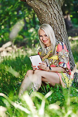 포토 JPG 해외이미지 나무 백인 라이프스타일 공원 여자 교육 행복 얼굴 백그라운드 인터넷 통신 자연 한명 웃음 사람 성인 야외 초록색 노트북 컴퓨터 독서 태양 알약 디지털 스크린 모니터 터치 정보 흰색 시간 해외202004 해외포토 자연요소 서양인 식물 1 공공시설 감정 컬러 표정 생활 신체부위 전자제품 약 생태계 파일형식 이미지허브