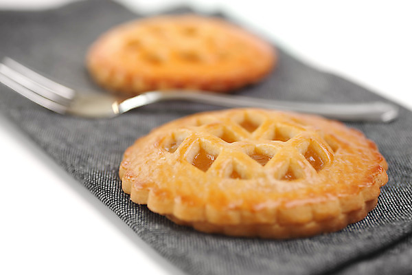 포토 JPG 해외이미지 전통 음식 백그라운드 포크 디저트 요리 사람없음 쌓기 케이크 주방 식사 빵집 껍질 흰색 대접 신선 뜨거움 원형 그룹 달콤 맛 작음 잼 설탕 굽기 먹기 가득함 고립 타르트 페스츄리 핸드메이드 해외202004 해외포토 도형 식기 빵 컬러 컨셉 모션 상점 소스_음식 크기 구이 파이_빵 파일형식 이미지허브