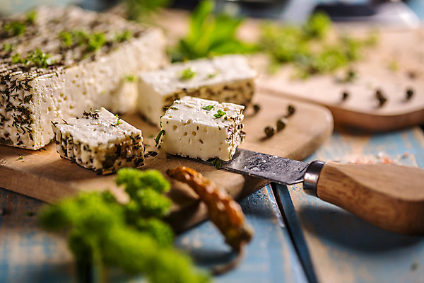 포토 JPG 해외이미지 음식 조각 백그라운드 재료 염소 치즈 파슬리 건강 사람없음 목재 농장 우유 칼 상품 자르기 지중해 허브 부드러움 오레가노 해외202004 해외포토 나무 식물 바다 농업 채소 포유류 모션 유제품 감각 파일형식 이미지허브