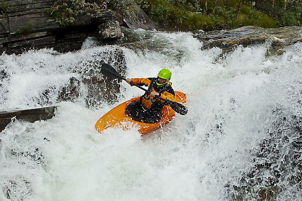 포토 JPG 해외이미지 라이프스타일 남자 스포츠 파도 여행 포즈 오렌지 자연 놀이 휴가 건강 한명 사람 야외 빨간색 초록색 물 여름 강 운동 폭포 기쁨 젖음 에너지 추위 도전 게임 흰색 보트 개울 급류 위험 시원함 속도 카약 운동가 진짜 해외202004 해외포토 자연요소 1 계절 감정 바다 컬러 컨셉 배_교통 과일 생활 수상스포츠 생태계 파일형식 이미지허브