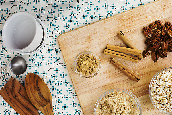 포토 JPG 해외이미지 음식 도마 요리 사람없음 견과류 설탕 굽기 향신료 성분 땅바닥 시나몬 귀리 해외202004 해외포토 주방용품 곡류 바닥 구이 향미료 파일형식 이미지허브